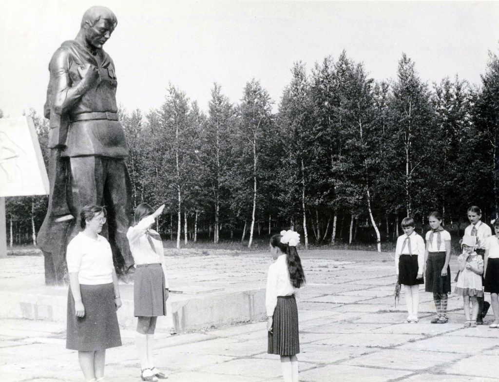 Памятник воинам-землякам, павшим в Великой Отечественной войне. Город Завитинск, парк им. 30-летия Победы, открыт в 1982 году