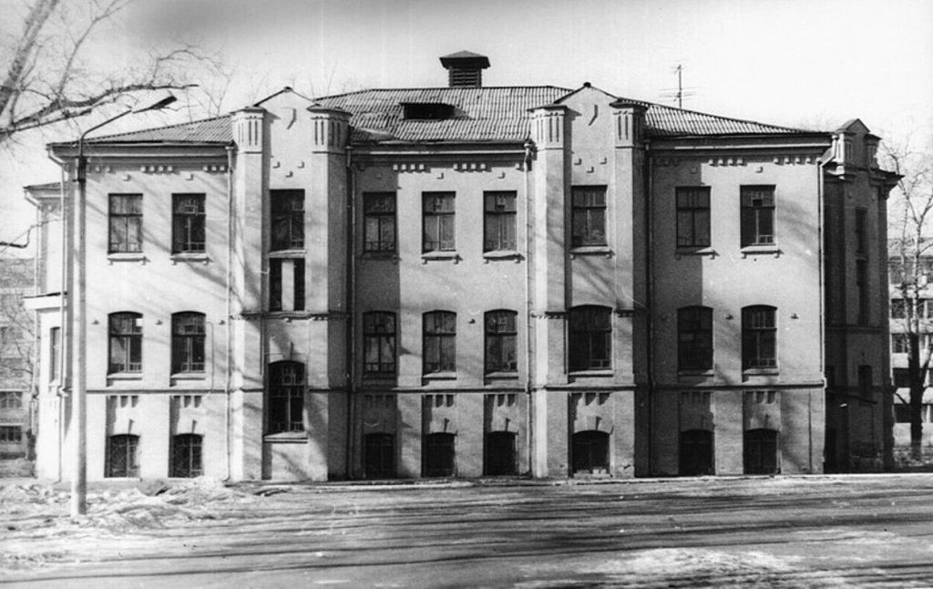 Школа № 2  на ул. Лазо, 42 (вид со двора), 1980-е годы