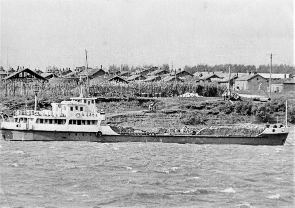 Амур. Китайская самоходная баржа на фоне города Хэйхэ, начало 1970-х годов