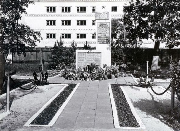Памятник речникам, павшим в Великой Отечественной войне. Город Благовещенск, территория РЭБ флота им. В.И. Ленина