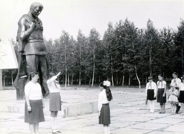 Памятник воинам-землякам, павшим в Великой Отечественной войне. Город Завитинск, парк им. 30-летия Победы, открыт в 1982 году