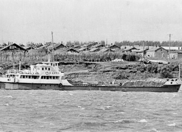 Амур. Китайская самоходная баржа на фоне города Хэйхэ, начало 1970-х годов